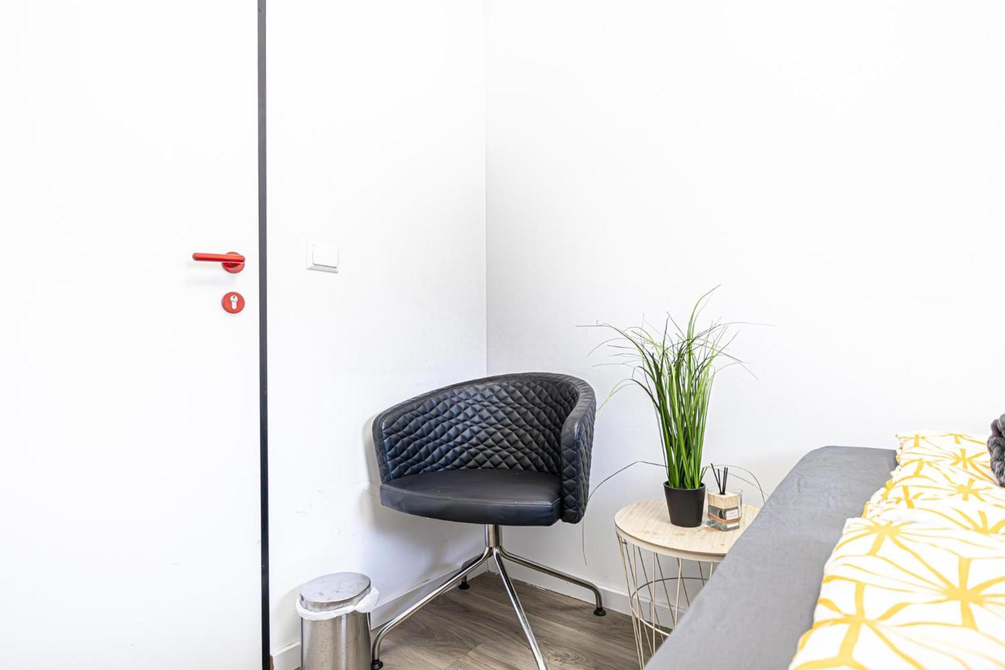 וינה Near Schoenbrunn - Economy Rooms In Shared Apartment At Meidling Train Station מראה חיצוני תמונה