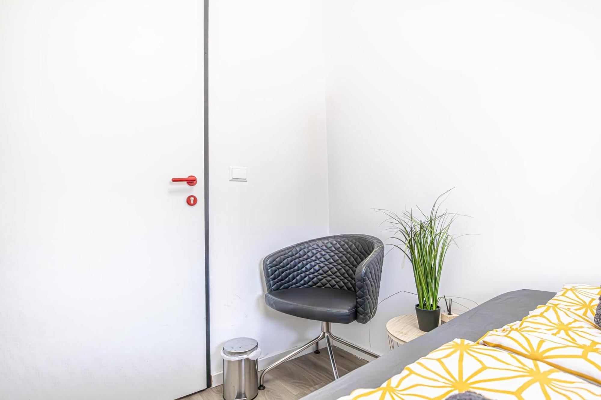 וינה Near Schoenbrunn - Economy Rooms In Shared Apartment At Meidling Train Station מראה חיצוני תמונה