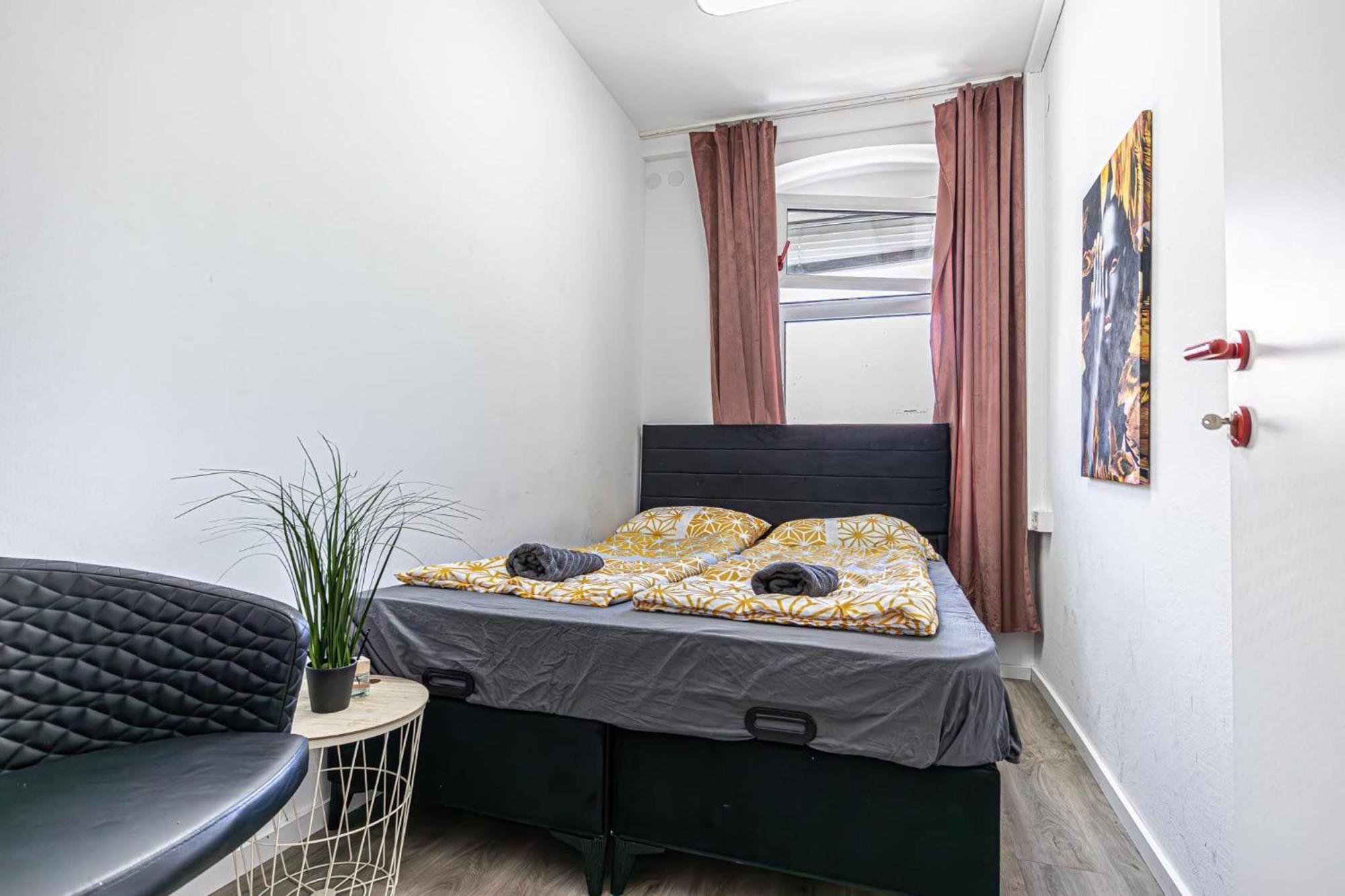 וינה Near Schoenbrunn - Economy Rooms In Shared Apartment At Meidling Train Station מראה חיצוני תמונה