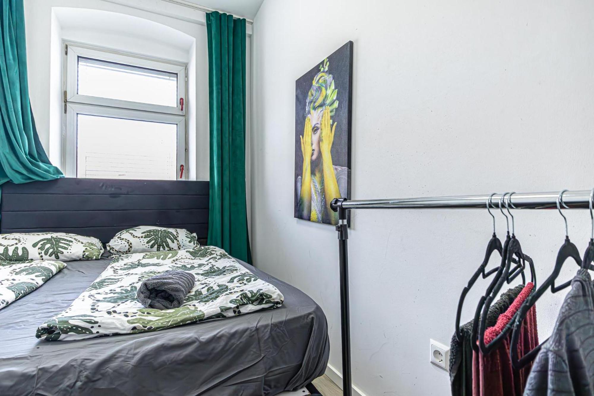 וינה Near Schoenbrunn - Economy Rooms In Shared Apartment At Meidling Train Station מראה חיצוני תמונה