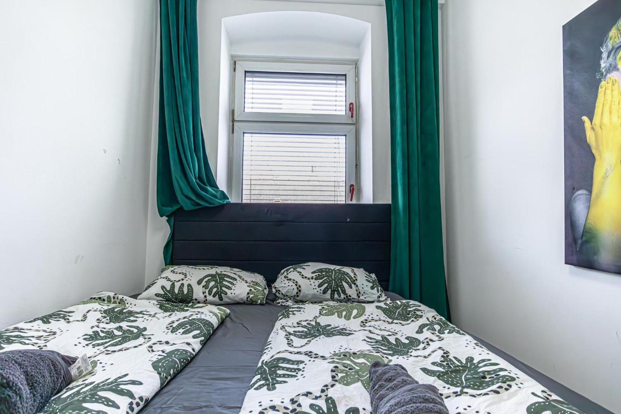 וינה Near Schoenbrunn - Economy Rooms In Shared Apartment At Meidling Train Station מראה חיצוני תמונה