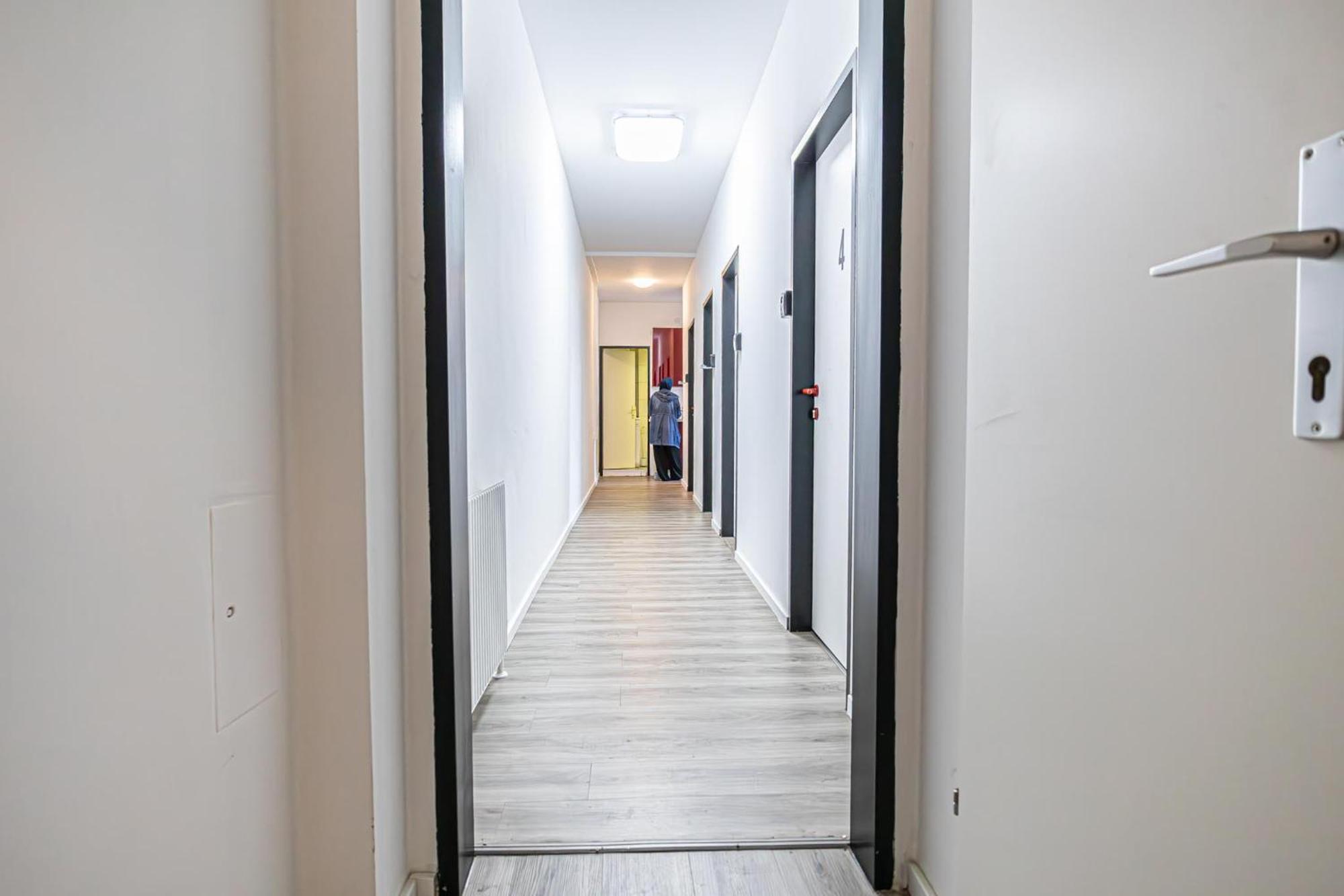 וינה Near Schoenbrunn - Economy Rooms In Shared Apartment At Meidling Train Station מראה חיצוני תמונה