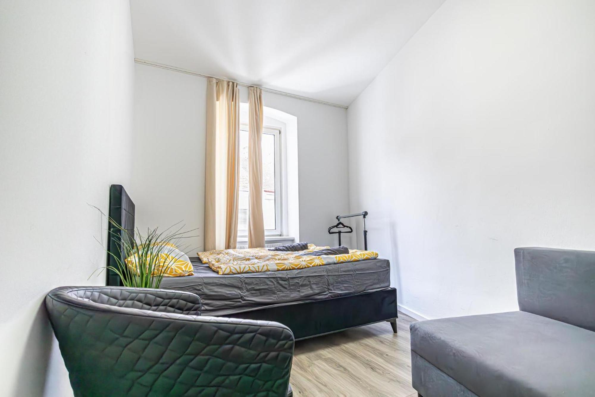 וינה Near Schoenbrunn - Economy Rooms In Shared Apartment At Meidling Train Station מראה חיצוני תמונה