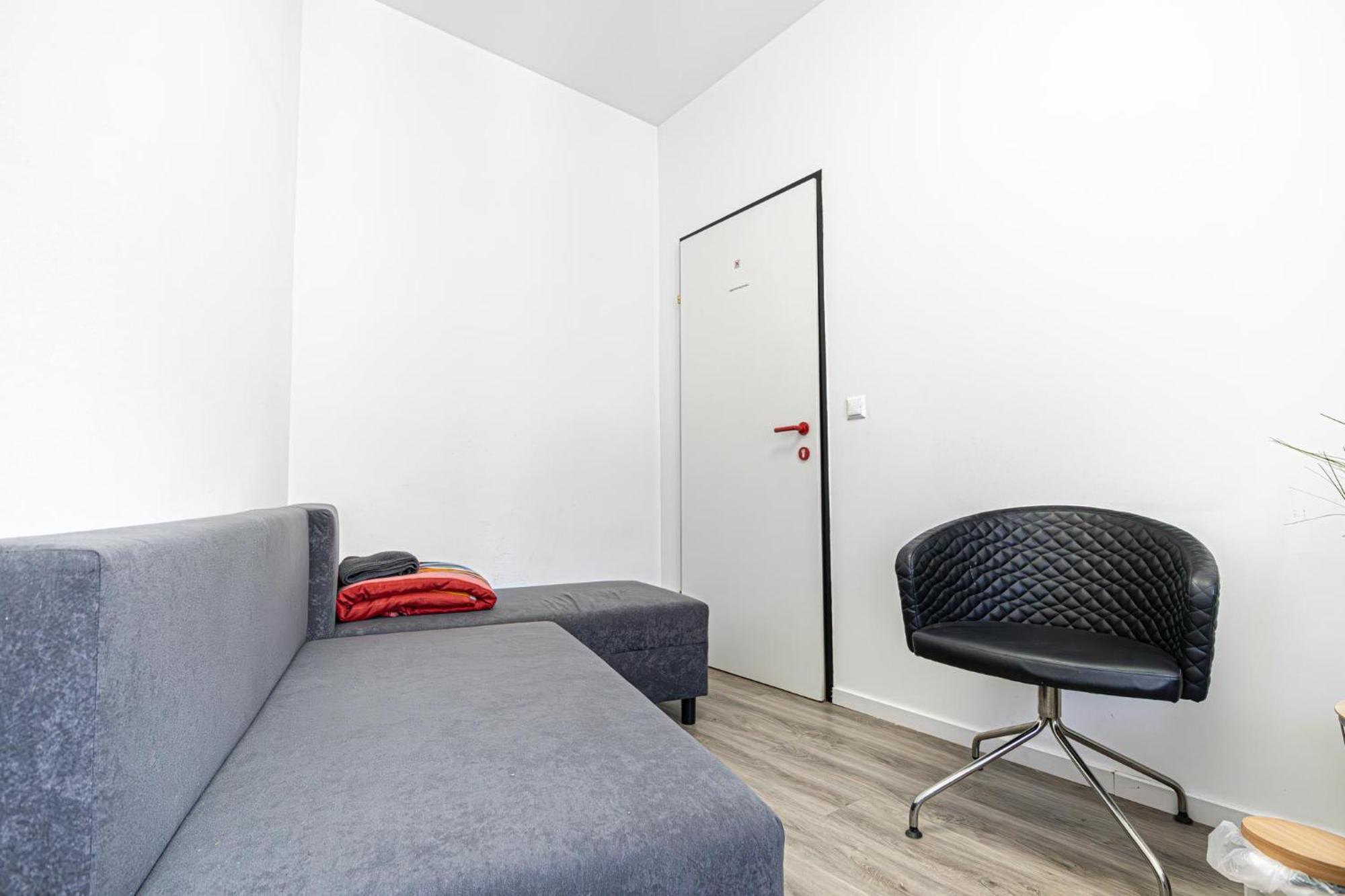 וינה Near Schoenbrunn - Economy Rooms In Shared Apartment At Meidling Train Station מראה חיצוני תמונה