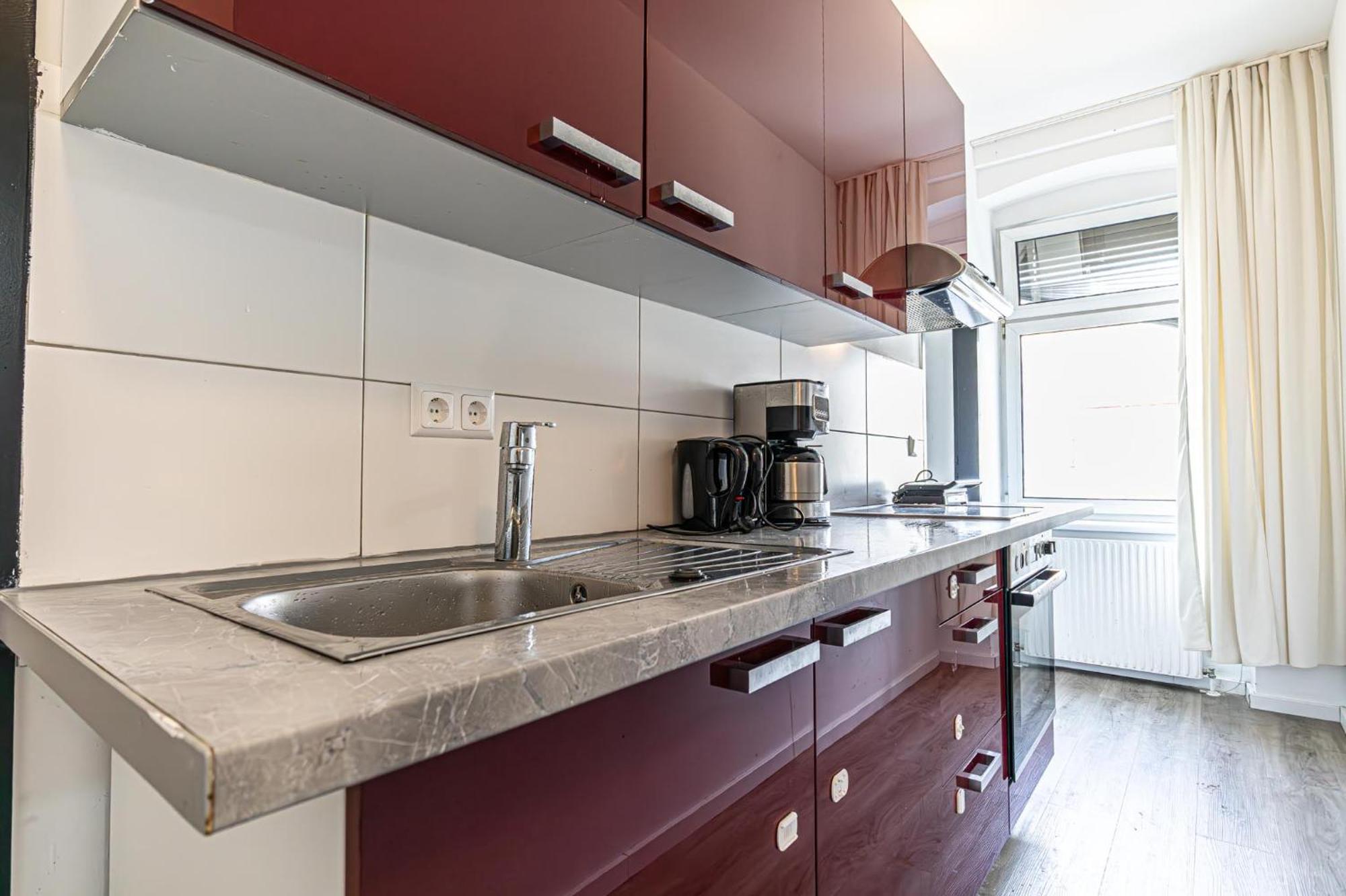 וינה Near Schoenbrunn - Economy Rooms In Shared Apartment At Meidling Train Station מראה חיצוני תמונה