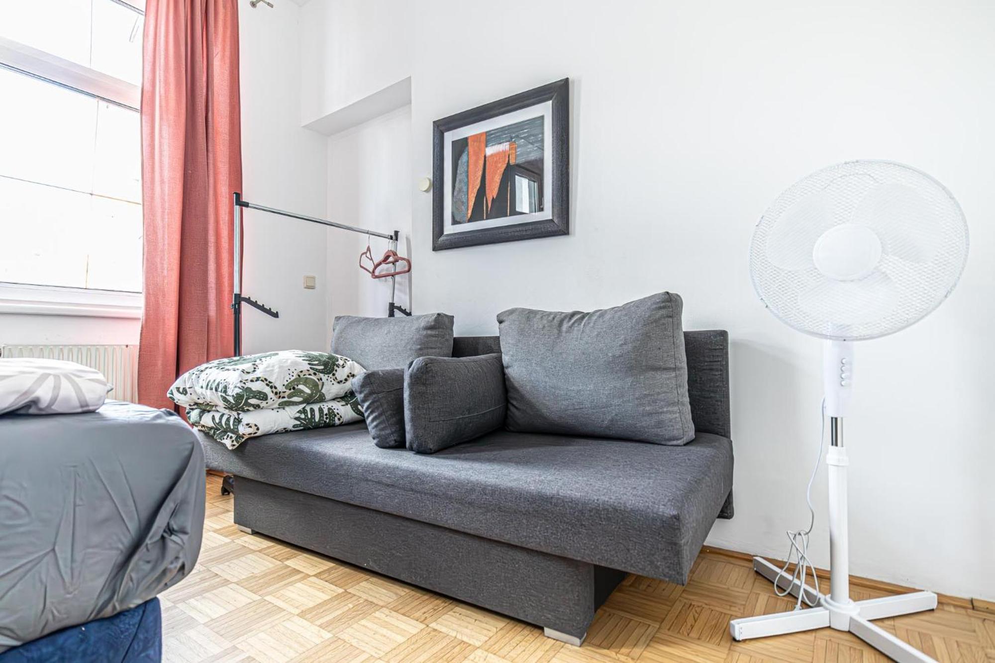 וינה Near Schoenbrunn - Economy Rooms In Shared Apartment At Meidling Train Station מראה חיצוני תמונה