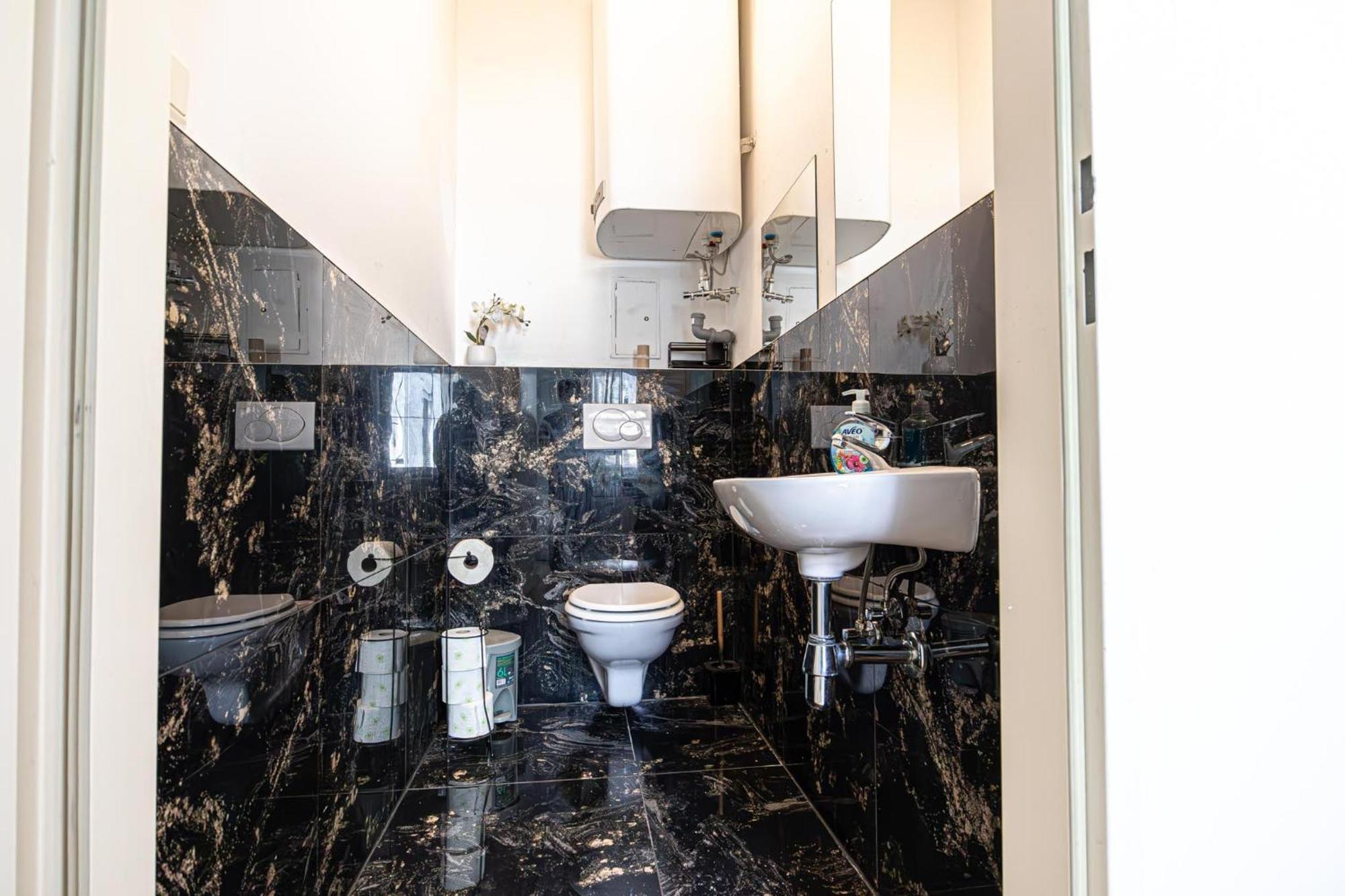 וינה Near Schoenbrunn - Economy Rooms In Shared Apartment At Meidling Train Station מראה חיצוני תמונה